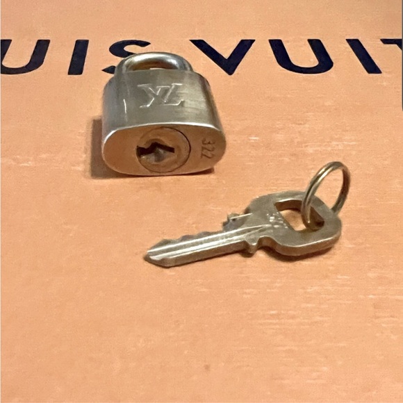 LV lock and key - Picture 5 of 9